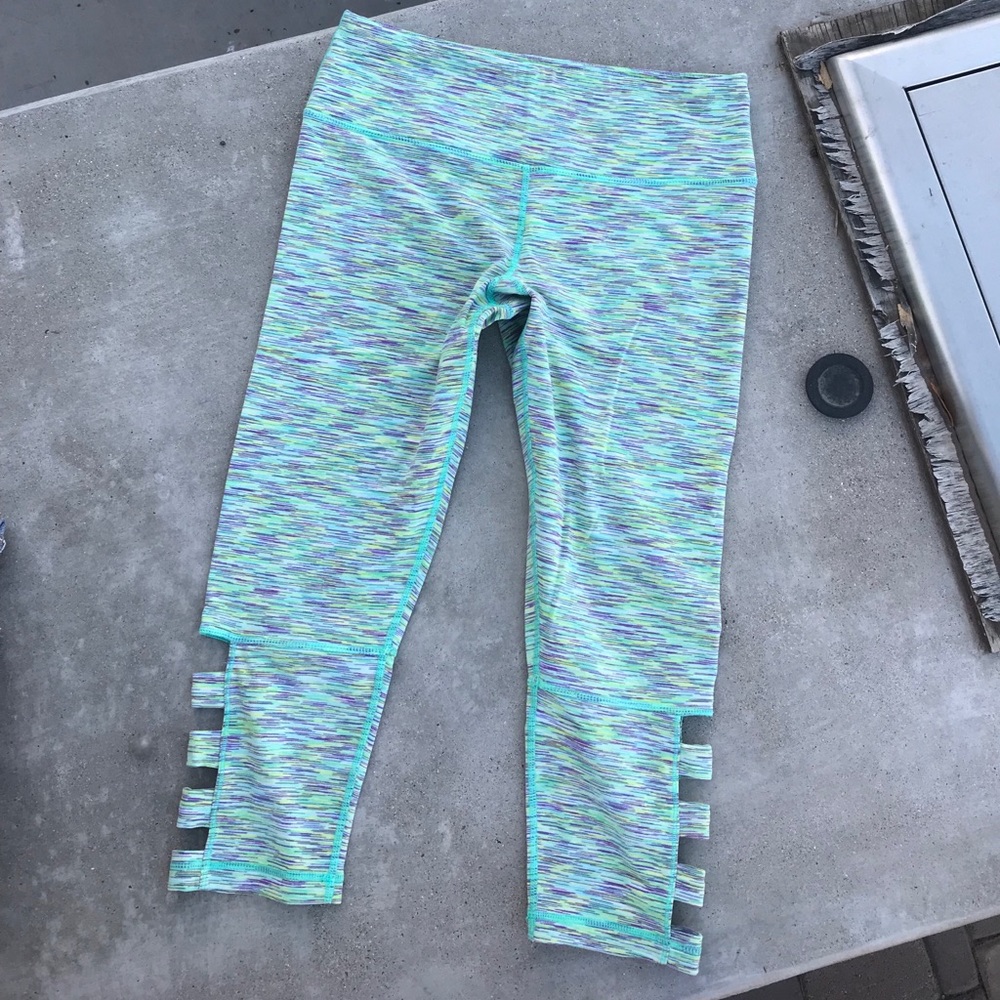 Crop leggings with cutouts 💚